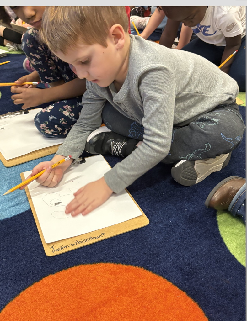Students drawing pictures