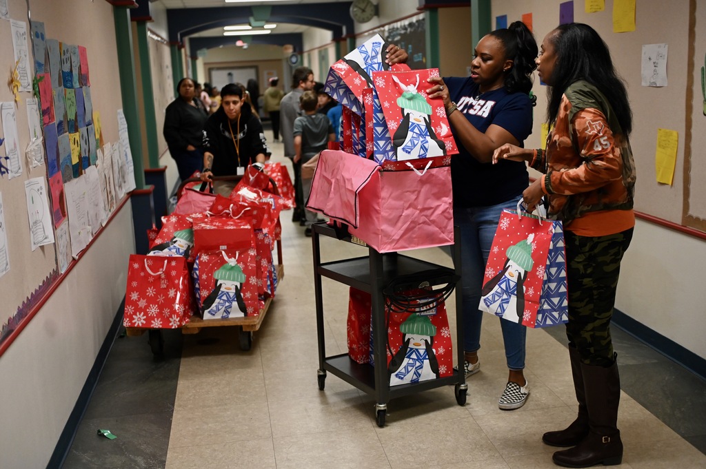 Ira Cross ES gift giving 2025