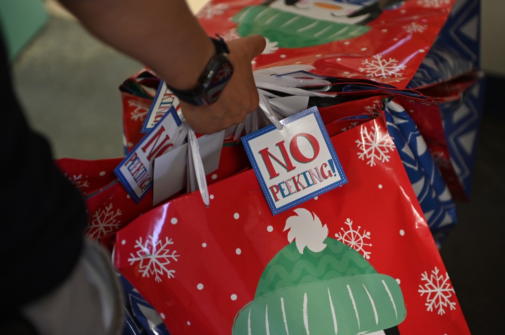 Ira Cross ES gift giving 2025