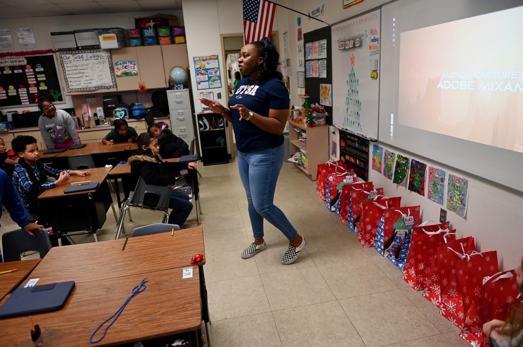 Ira Cross ES gift giving 2025