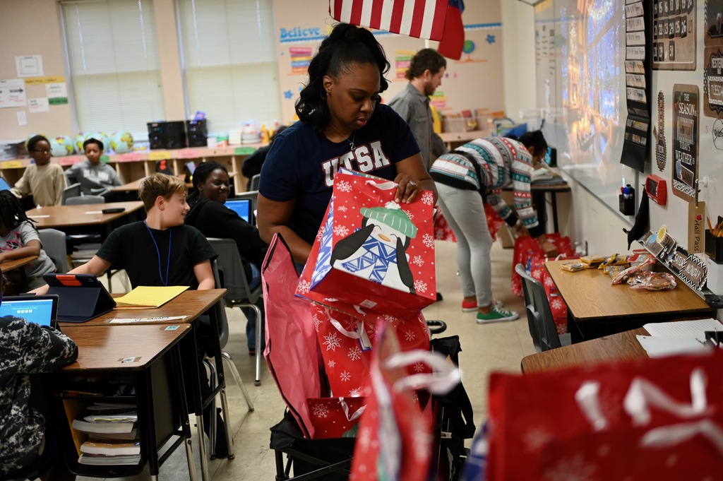 Ira Cross ES gift giving 2025
