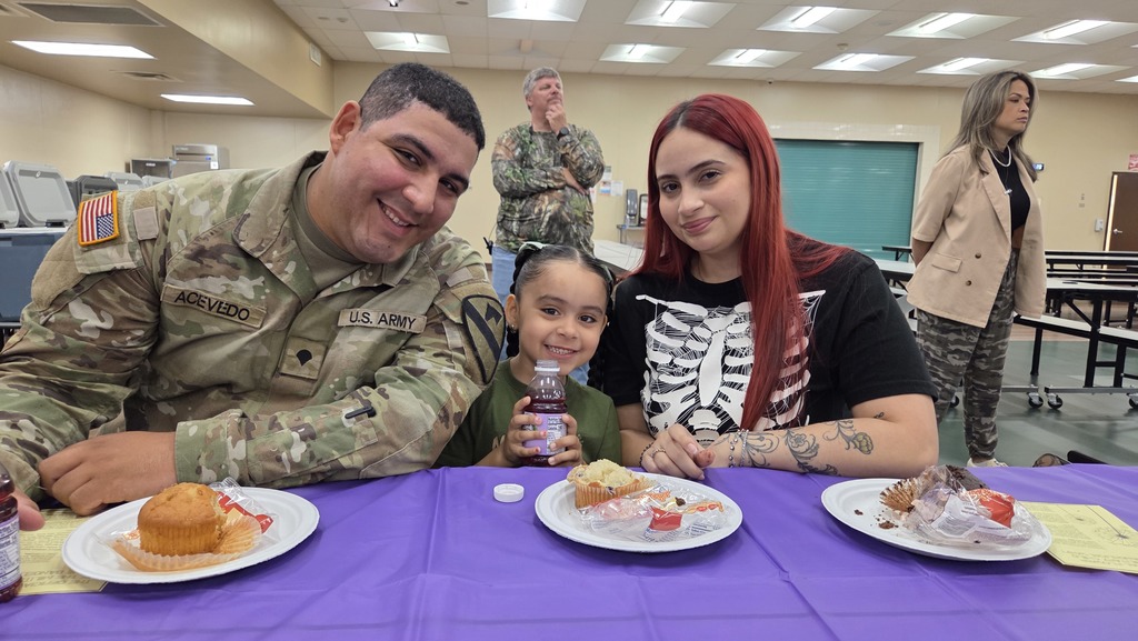 Kids with parents eating muffins