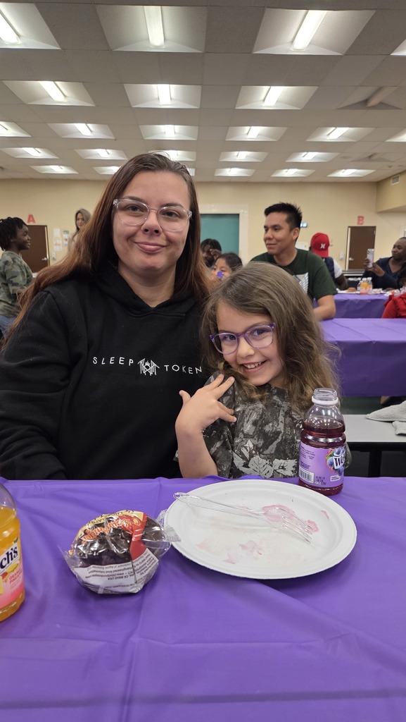 Kids with parents eating muffins