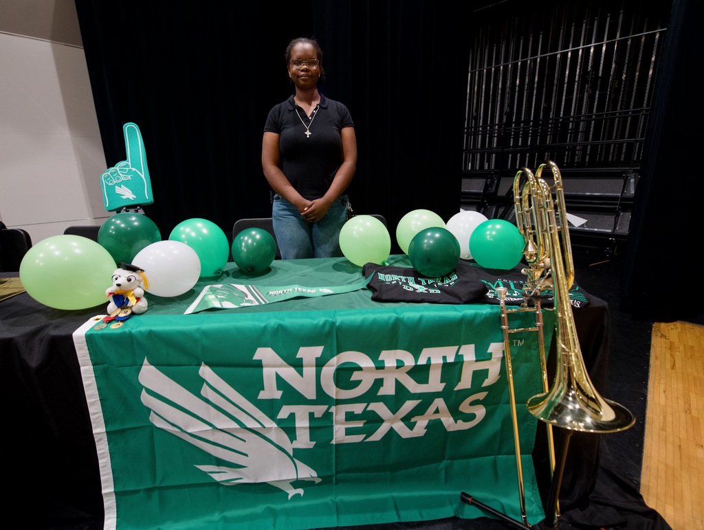 Fine Arts signing HHHS 2026