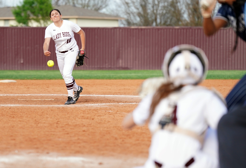 Killeen High softball pitcher