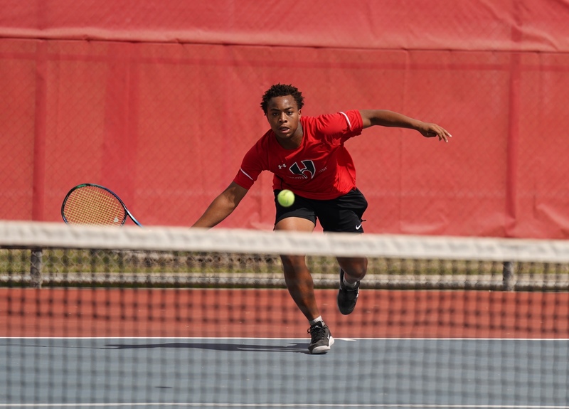 HHHS boys tennis player