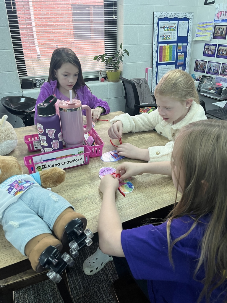 2nd graders practicing tying shoes 👟