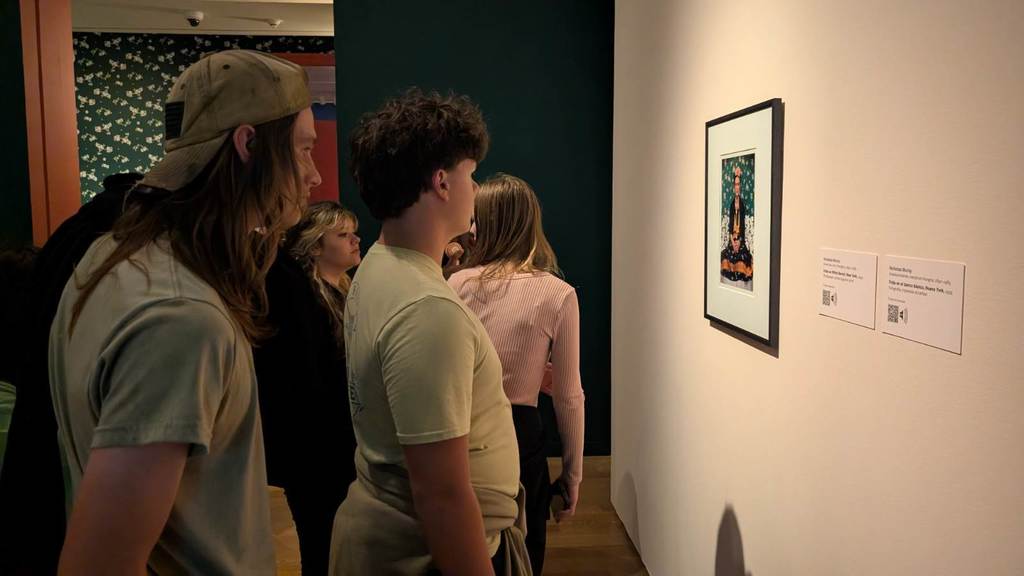 Students looking at a Freida Khalo painting