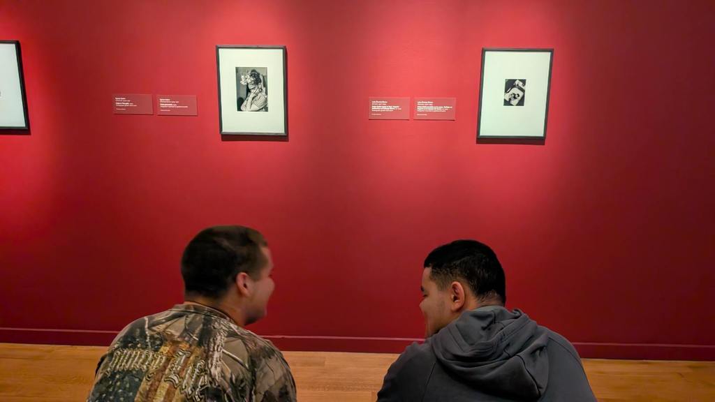 Students looking at Freida Khalo photos