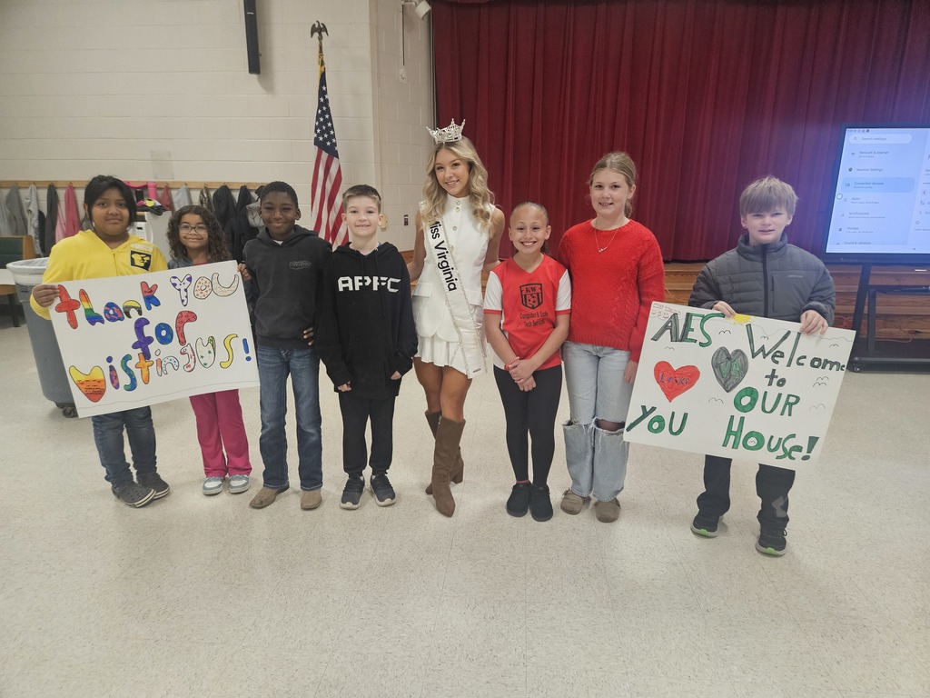 Miss Virginia poses with the Student Ambassadors