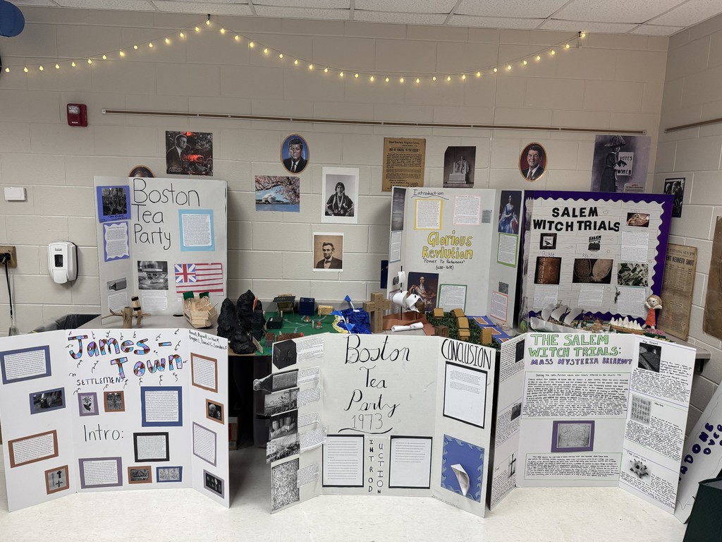 DE US History students Museum Exhibits