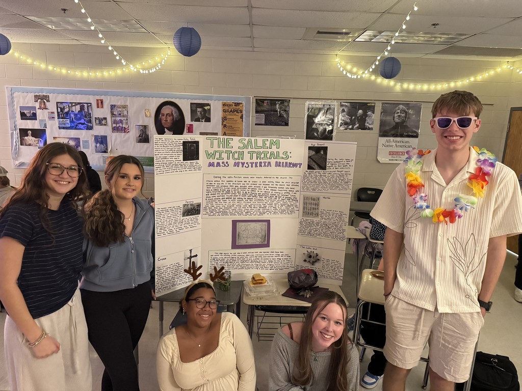 DE US History students Museum Exhibits