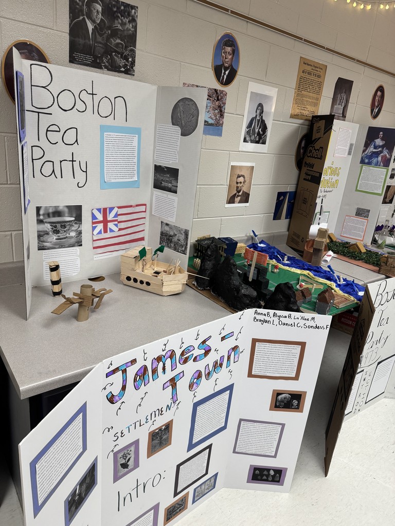 DE US History students Museum Exhibits