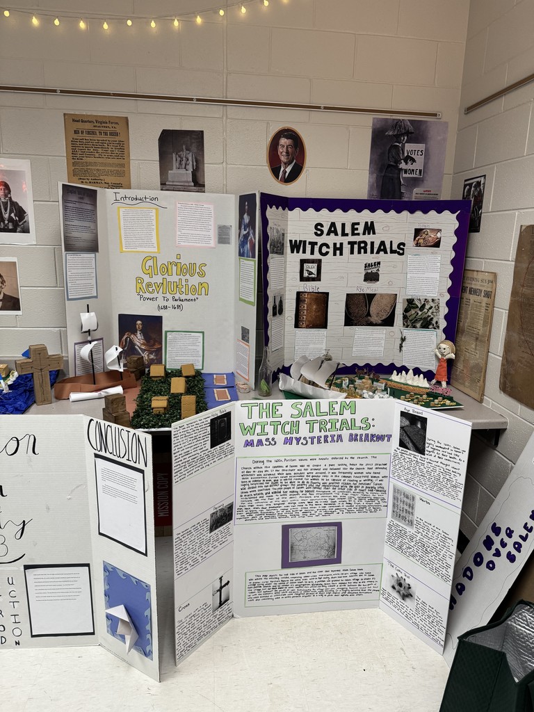 DE US History students Museum Exhibits