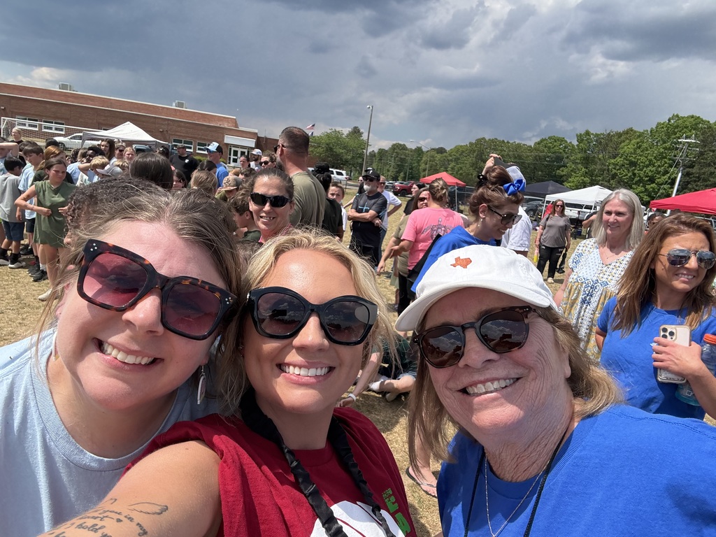 3 Teachers pose for a picture