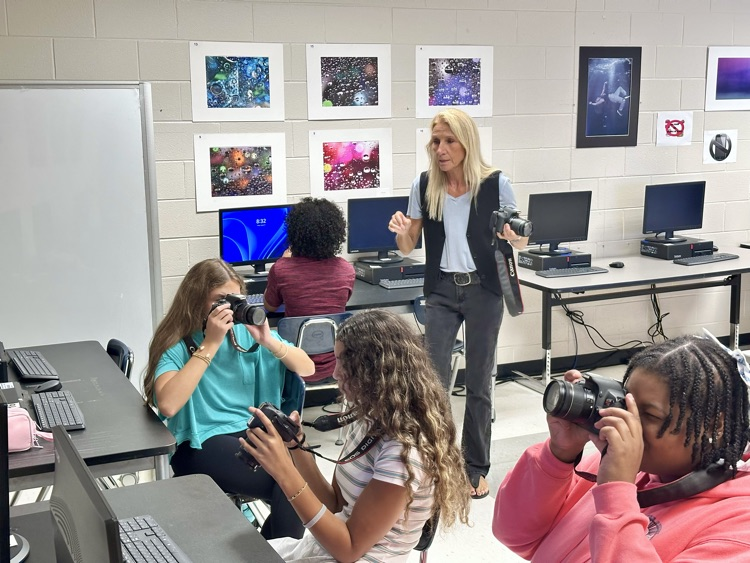 Students show their readiness for the new school year. 