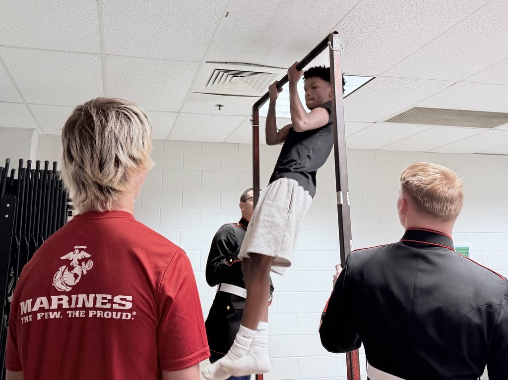 Students participate in the pull-up challenge during lunch.