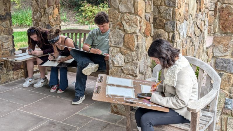 Students sketching alejibres scultures in the garden