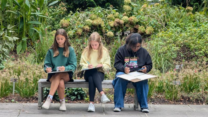 Students sketching alejibres scultures in the garden