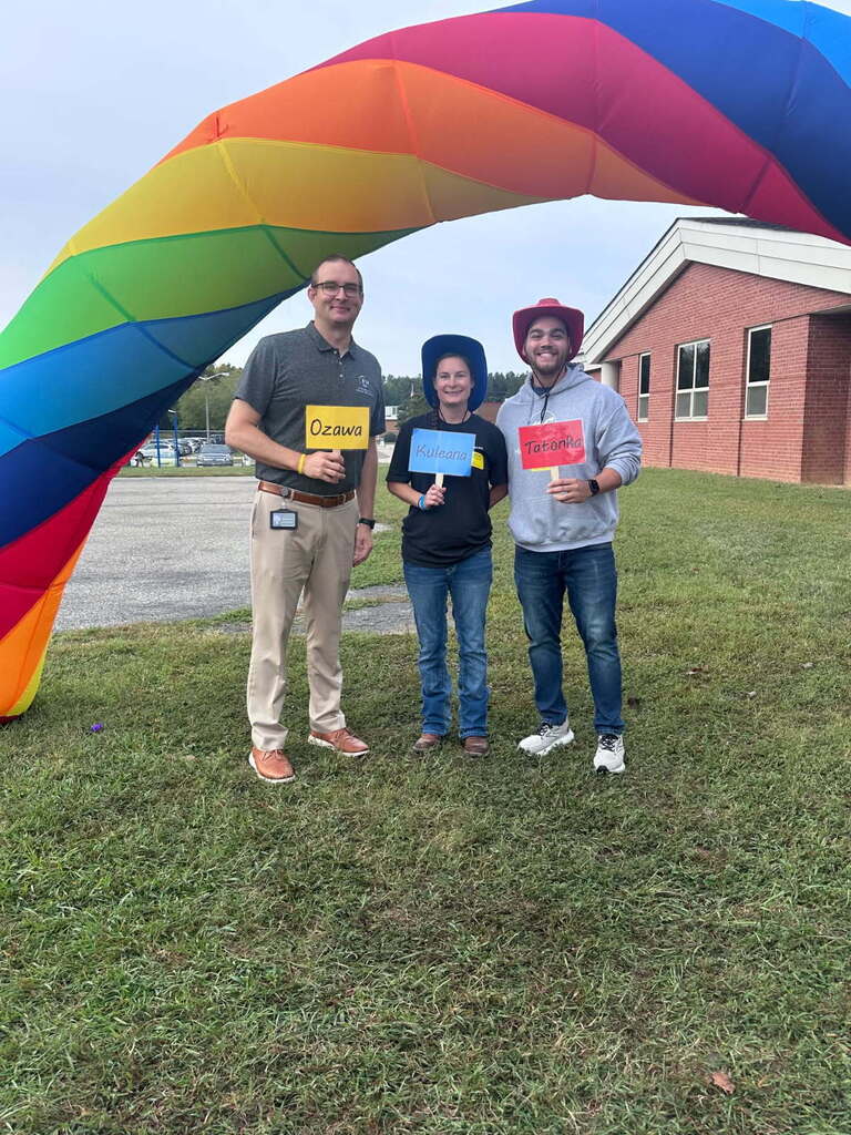 HOUSE Arch with our 3 guest judges from the Pep Rally.
