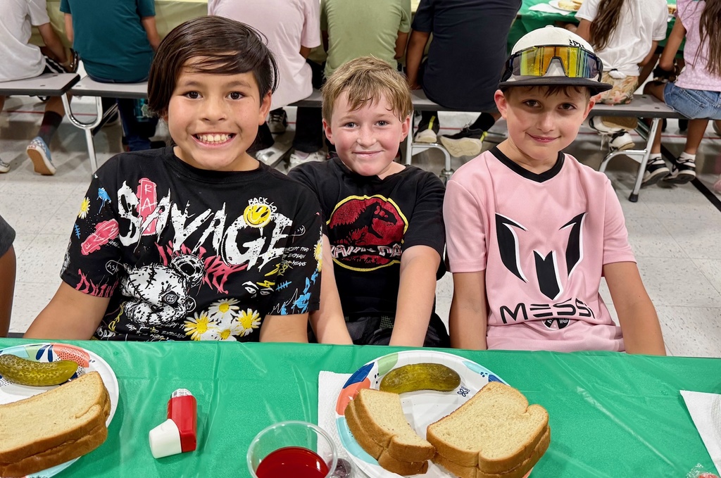 4th grade students celebrating the reading of "Because of Winn Dixie"