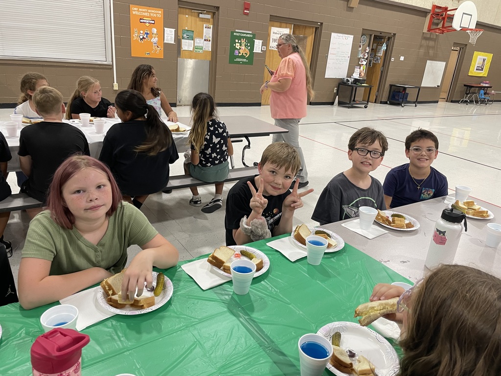 4th grade students celebrating the reading of "Because of Winn Dixie"