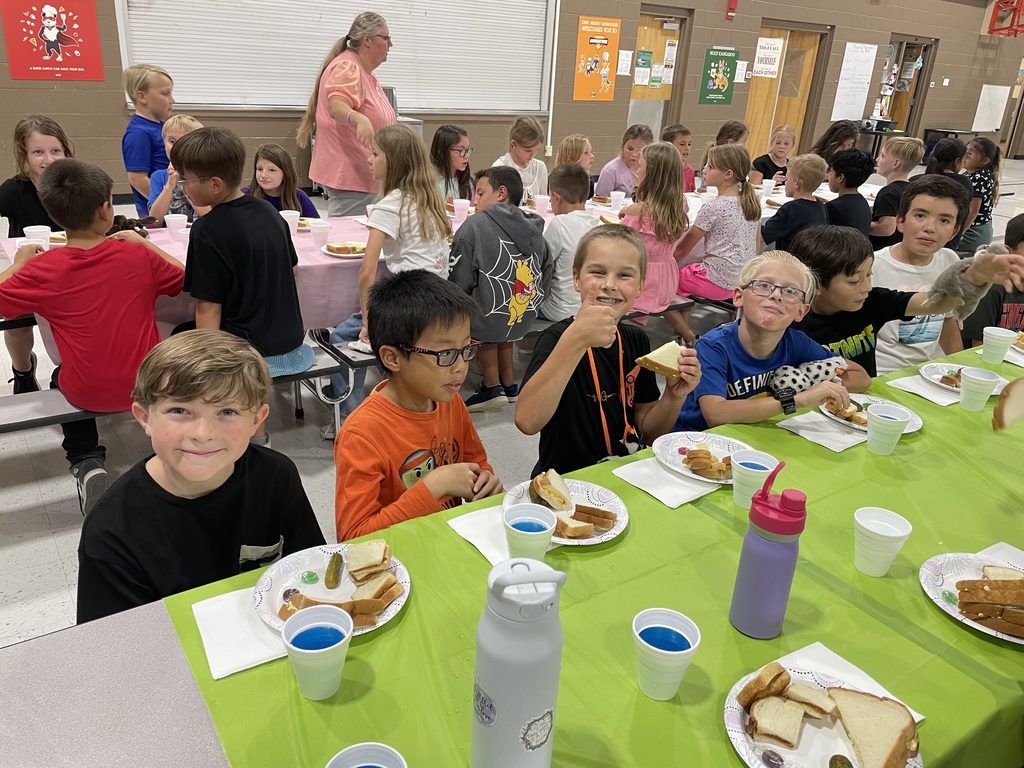 4th grade students celebrating the reading of "Because of Winn Dixie"