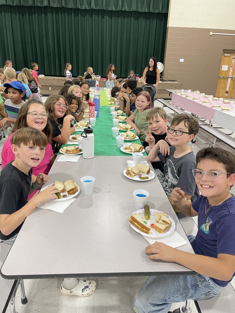 4th grade students celebrating the reading of "Because of Winn Dixie"