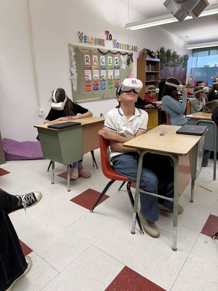 Manzanita students using VR headsets