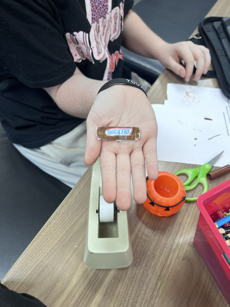 Have you seen a cuter Snickers bar?!