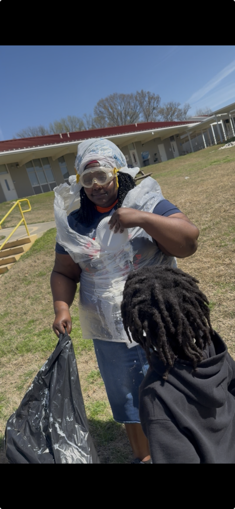 Someone told this student Ms. Lee has a "big heart," so he decided to give it a big pie! 🥧😂