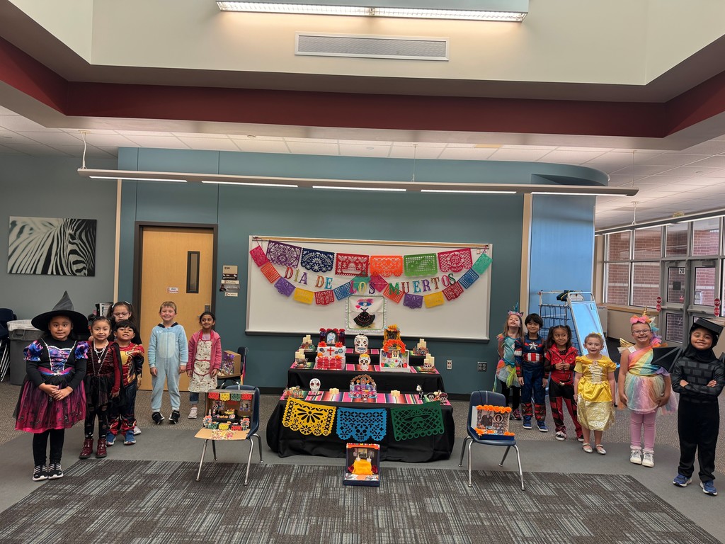 Kindergarten dual language students pose with the grade level altar display