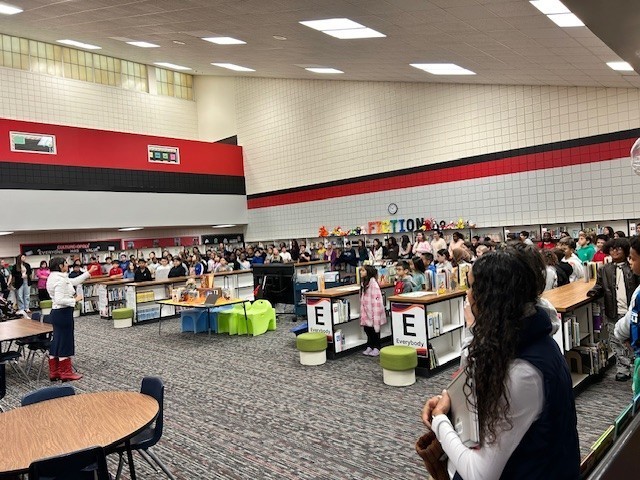 5th grade students singing