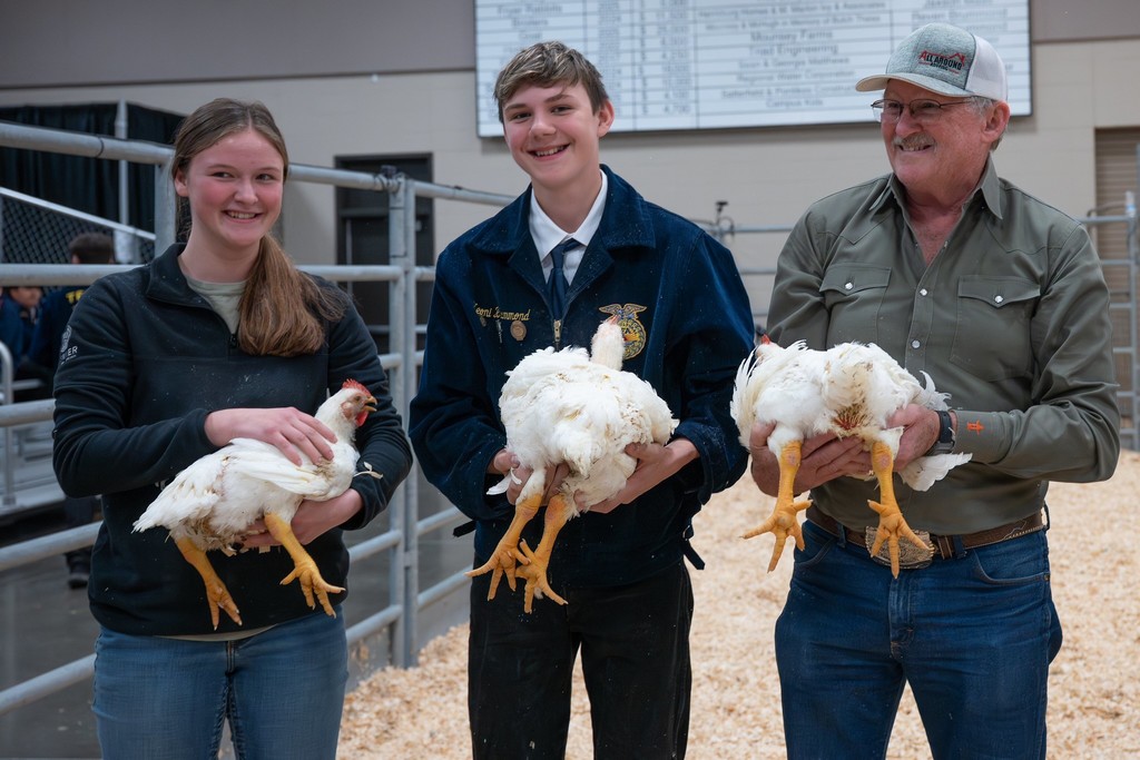 FFA students with turkeys