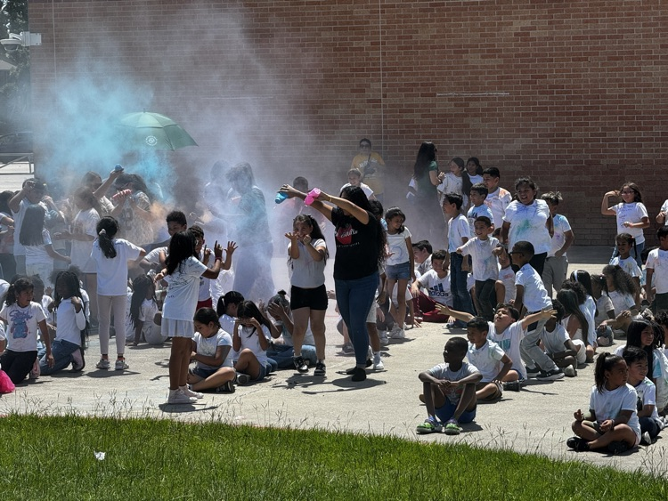 students running through the color run. 