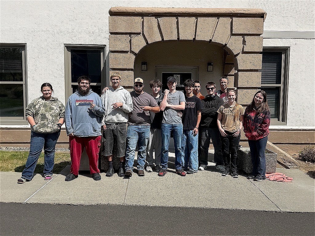 Klickitat Students lined up outside in the sun posing.
