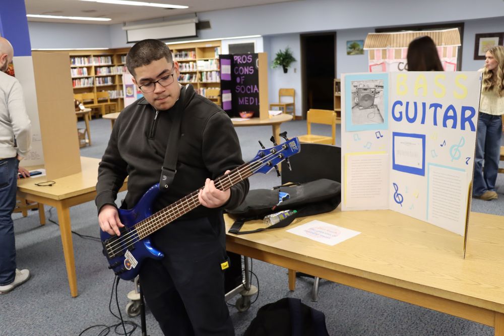 Sophomore Zion Smith plays the bass guitar during the personal project showcase.