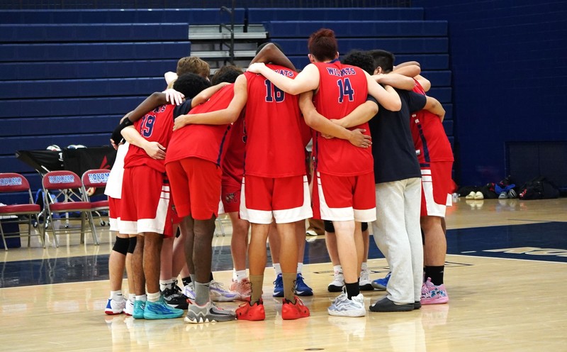 boys volleyball team huddle