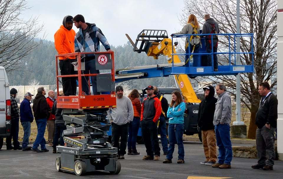 workers with an electric lift