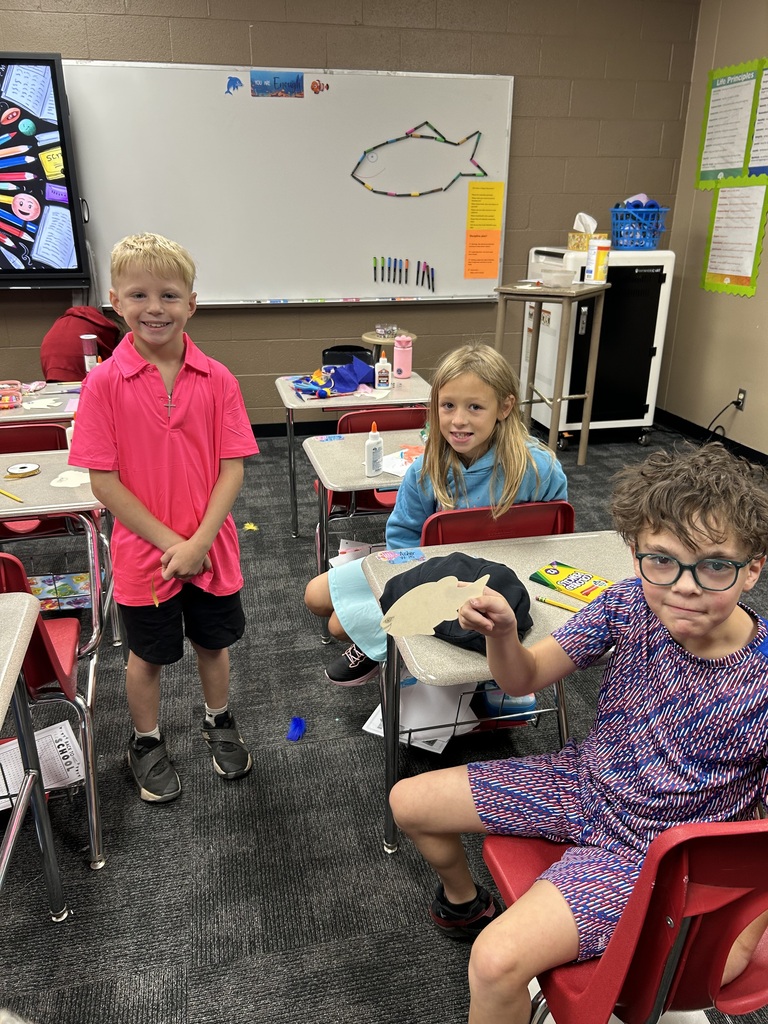 4th graders make fish