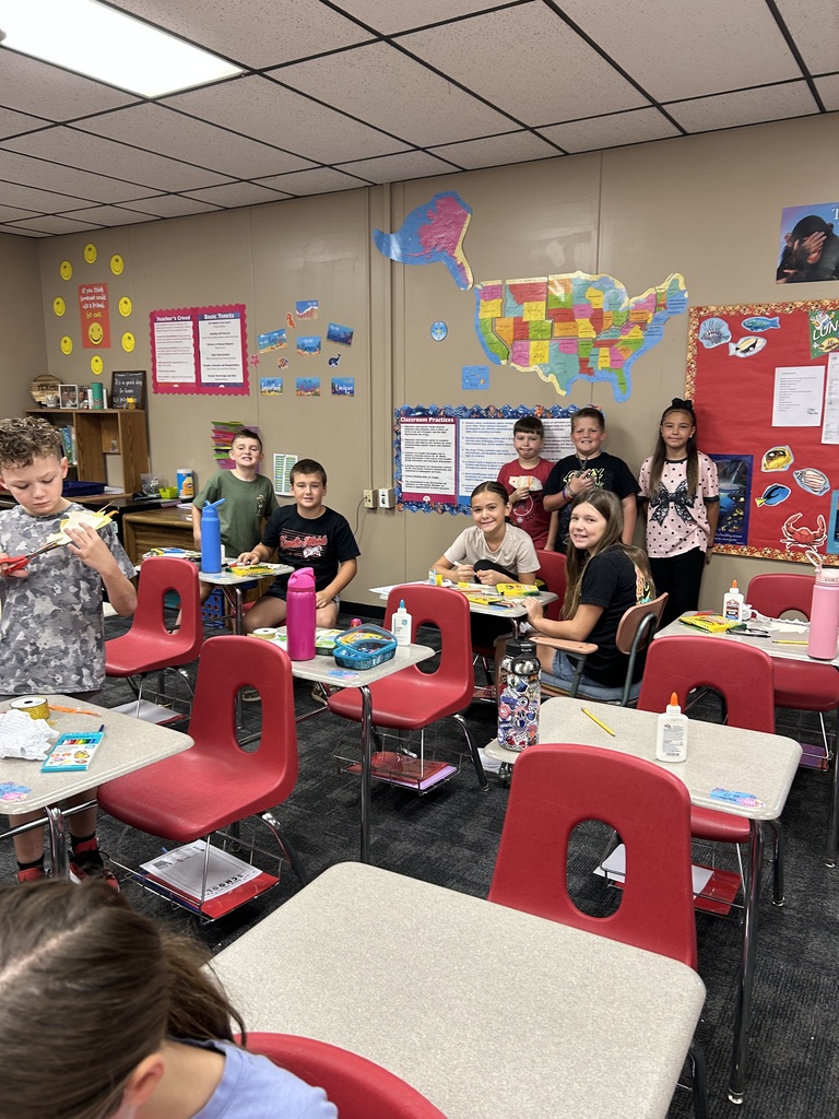 4th graders make fish