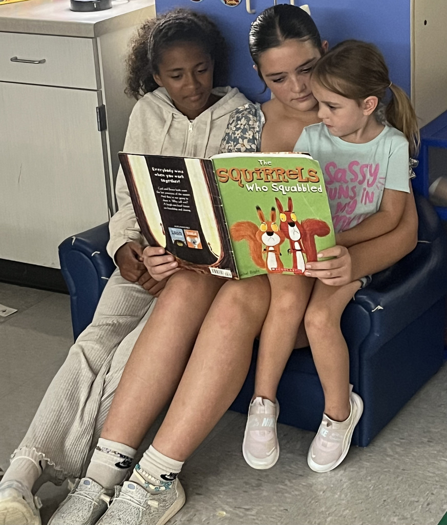 middle schoolers reading to kindergarten/4K