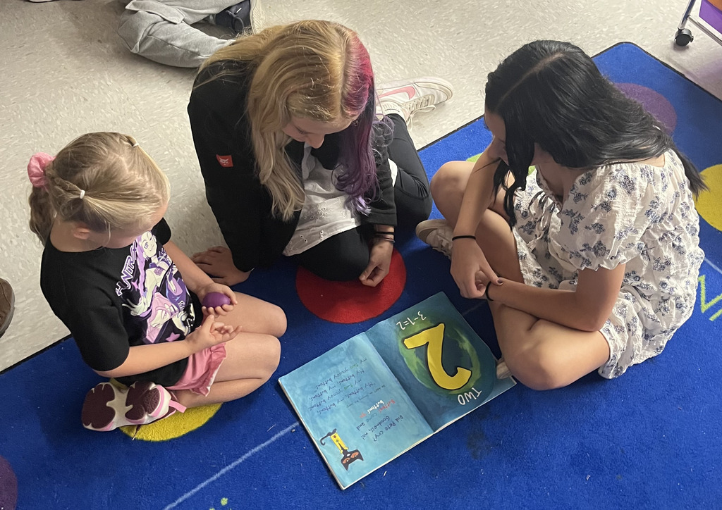 middle schoolers reading to kindergarten/4K