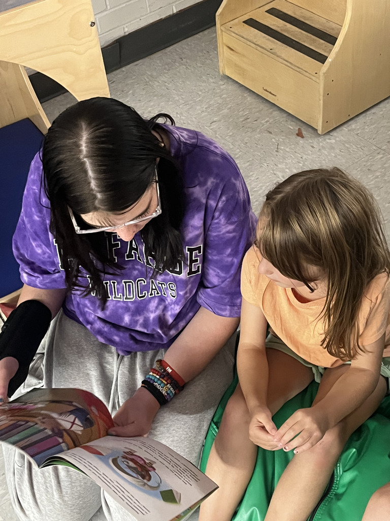 middle schoolers reading to kindergarten/4K