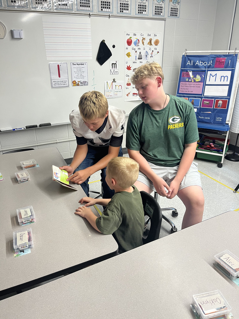 middle schoolers reading to kindergarten/4K