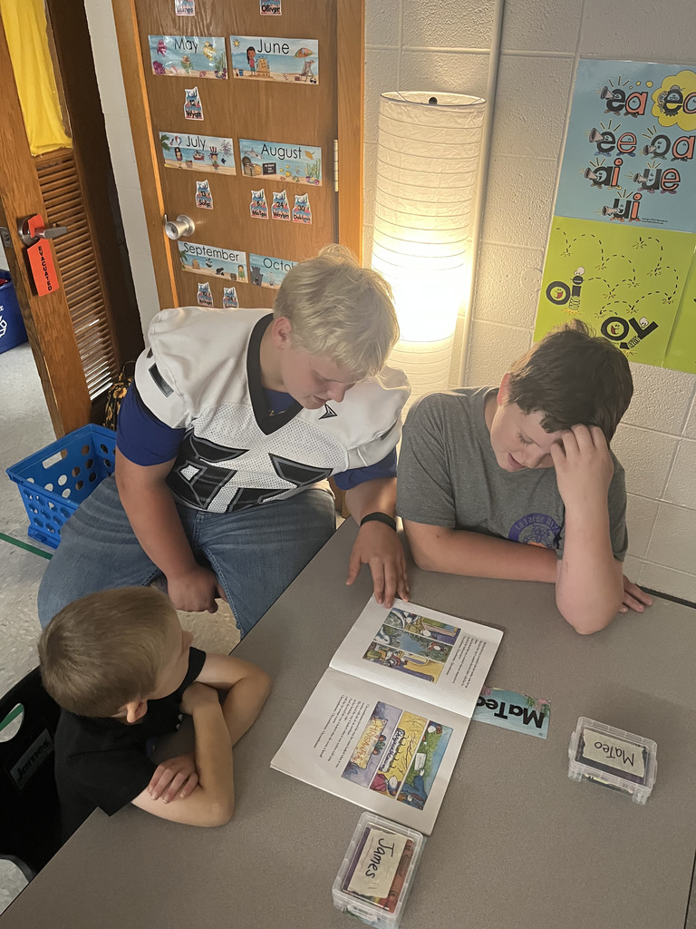 middle schoolers reading to kindergarten/4K