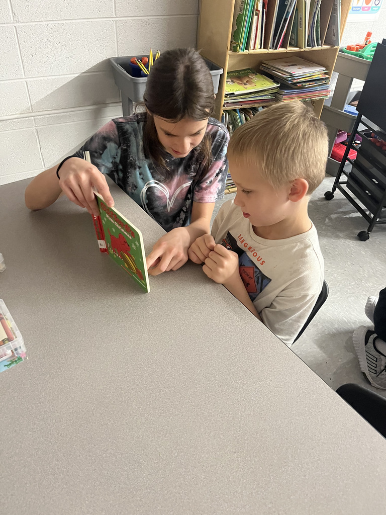 middle schoolers reading to kindergarten/4K