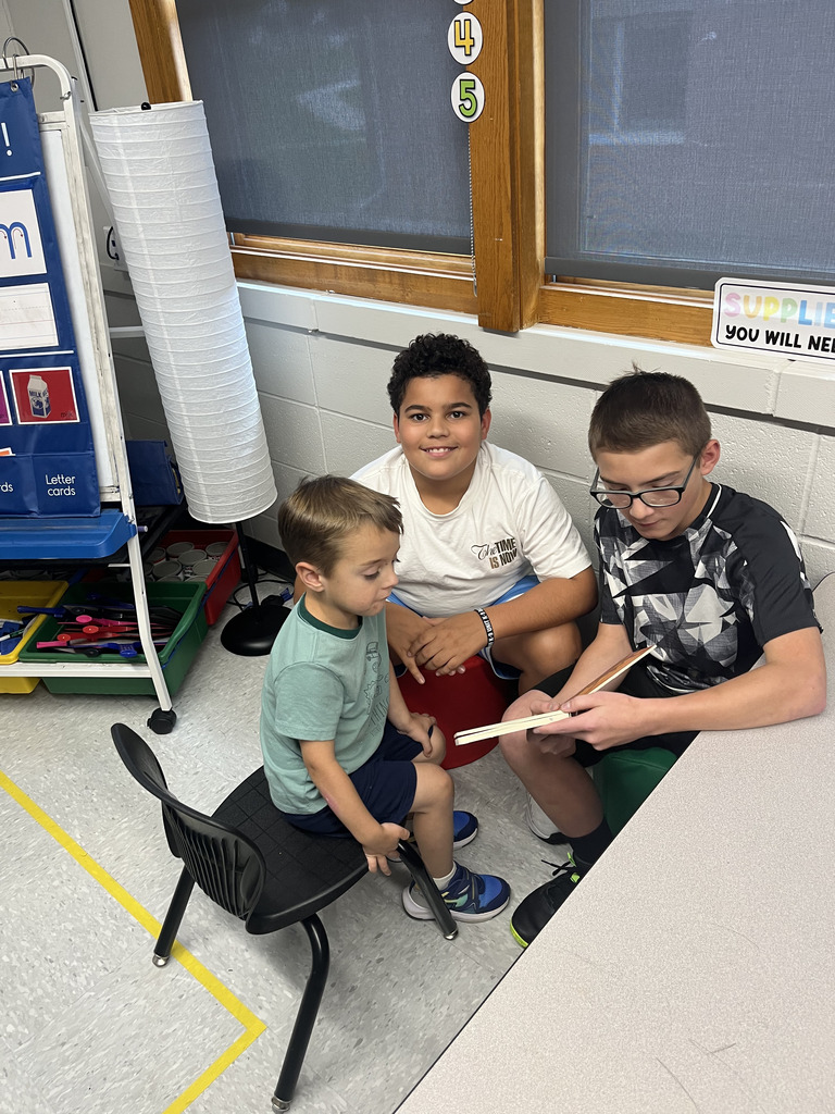 middle schoolers reading to kindergarten/4K