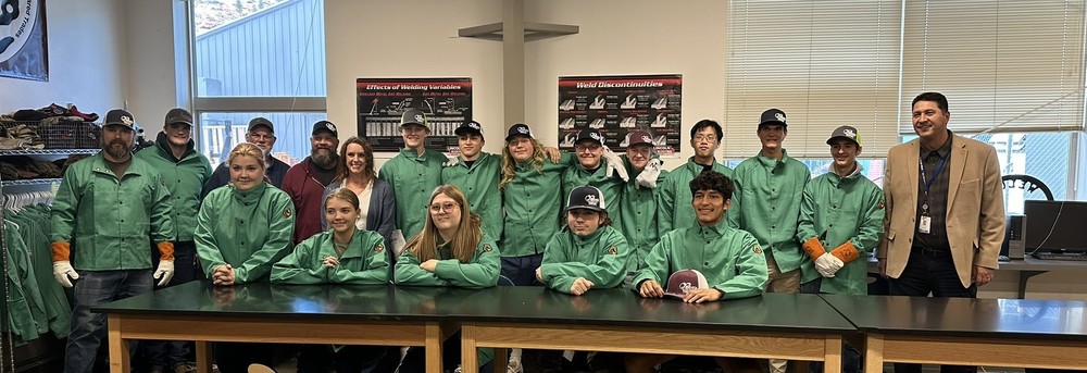 photo of Mr Gisi, his welding class students, the owners of Fenn's Towing and Superintendent Mendoza