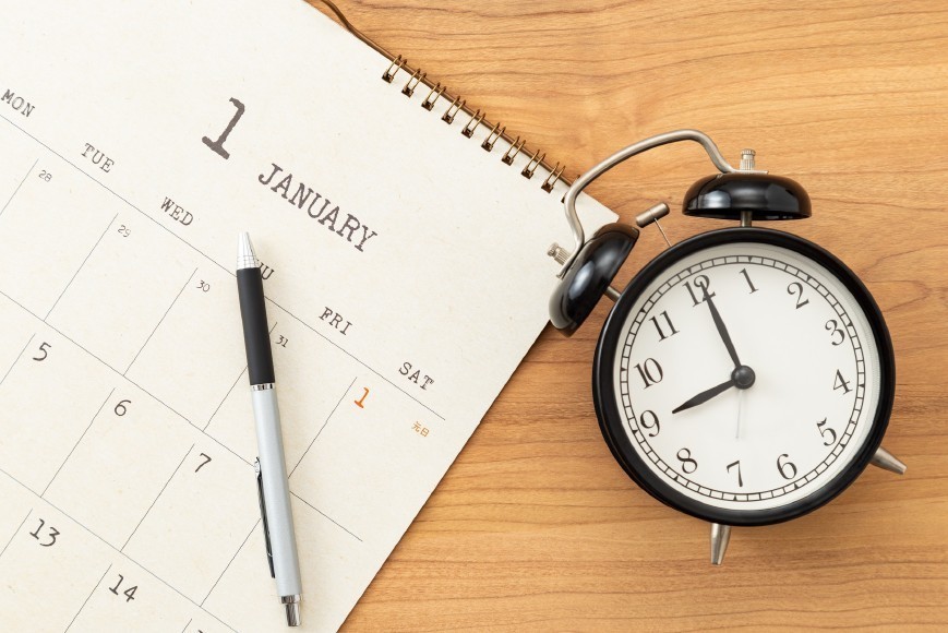 image of clock, calendar and pen